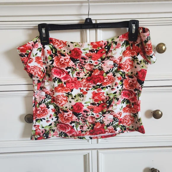 Gianni Bini Cropped Red Floral Off Shoulder Top - Picture 2 of 9